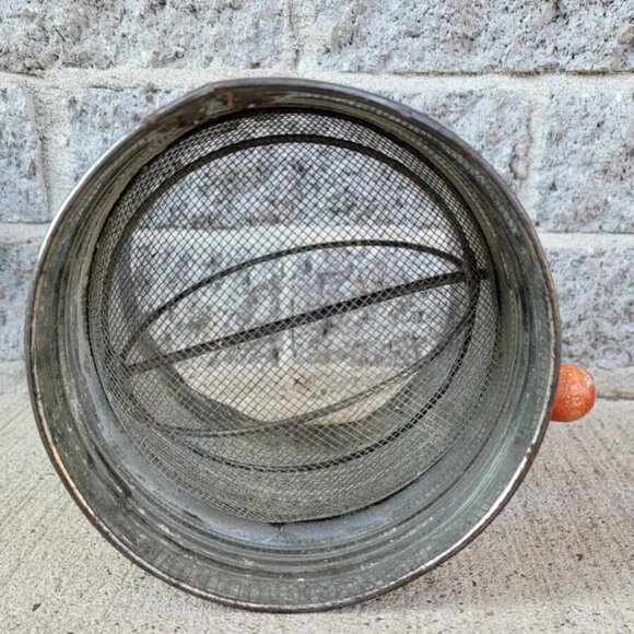 Vintage Bromwellβs 5 Cup Measuring Sifter Red Wood Crank Handle Flour Sifter - Picture 8 of 8